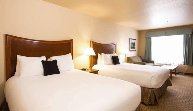 Relaxing Stay at Red Lion McMinnville! On-site Pool and Pet-Friendly Property!