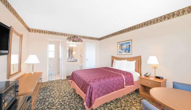 Relaxing Stay in Knights Inn Laura Lodge Pecos! Onsite Pool, Free Parking