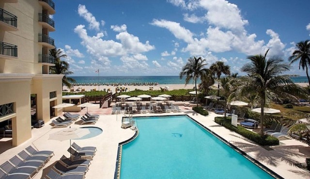 Relaxing stay | King Bed | Riviera Beach Views