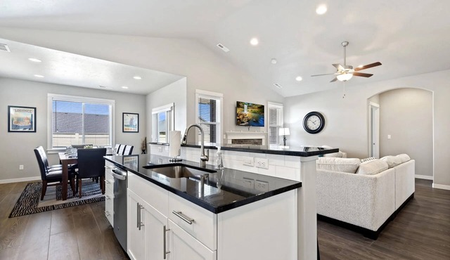 Relaxing Stay Pet Friendly King Near the Lake