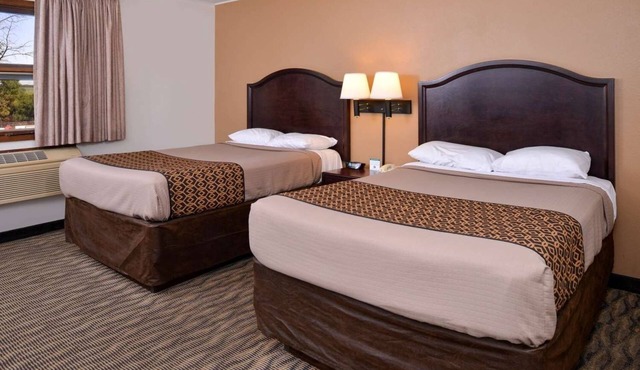 Relaxing Stay w/Complimentary Breakfast & Pet-Friendly Rooms Near Highway 6