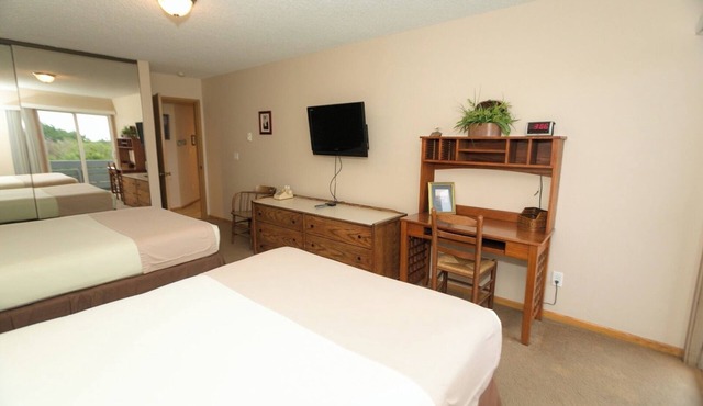 Relaxing Stay w/Sauna, Pool, Beach Access & Fully Equipped Kitchen