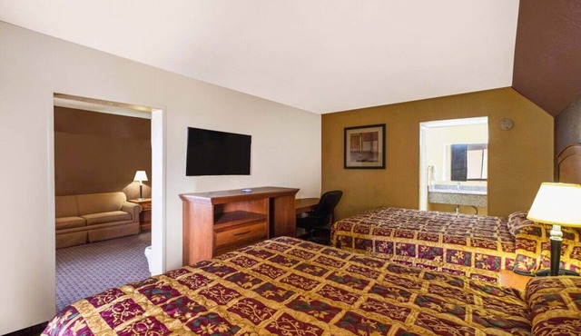 Relaxing Stay with Kitchenette Near UTPB & Airport w/Parking Included
