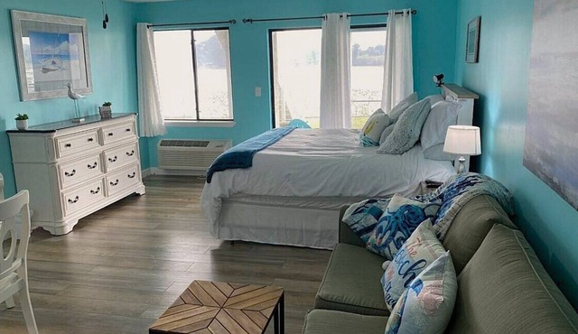 Relaxing Studio short walk to beach! Free round of Golf & Activities Daily!