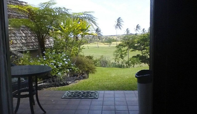 Relaxing Studio Condo Getaway, Minutes From Black Sand Beach *Newly Renovated*