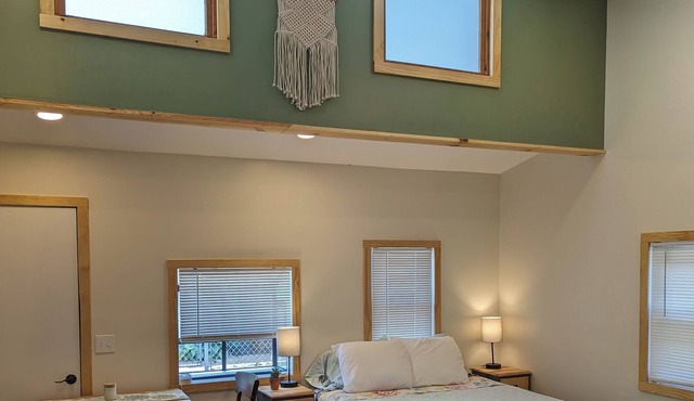 Relaxing Studio Walking Distance from Warriors Path State Park
