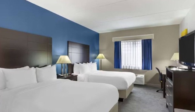 Relaxing Suburban Stay | Near Entertainment Venues and Shopping Center