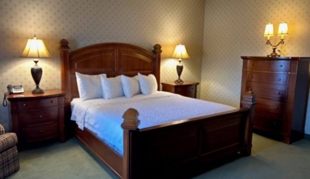 Relaxing Suite Escape! Near Fresno Yosemite International Airport w/Shuttle!
