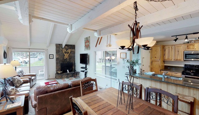 Relaxing Sunriver Condo with A/C, Fireplace and BBQ