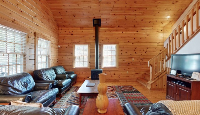 Relaxing three-bedroom dog-friendly cabin w/full kitchen, firepit & A/C