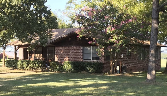 Relaxing three bedroom house on our working cattle ranch just outside city limit