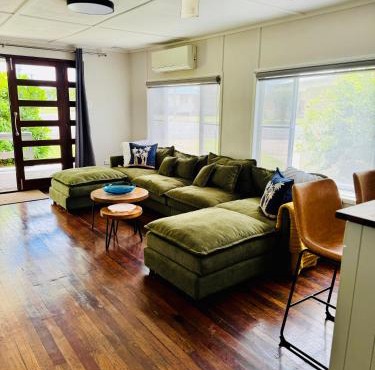 Relaxing Tin Can Bay Cottage, Walk to the water front and Pub