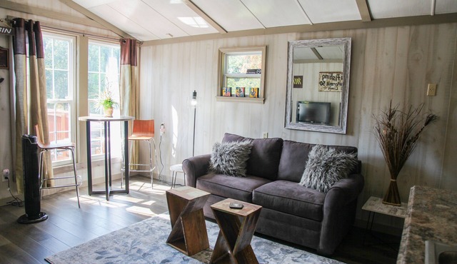 Relaxing, tiny cabin in the woods over a beautiful lake