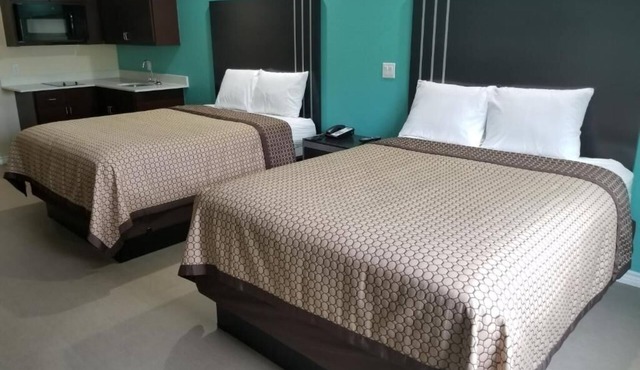 Relaxing Two Queen Bedroom and Kitchenette in Quiet Bay City Location, 2 Units