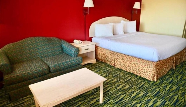 Relaxing Unit in Andrews – King Bed and Parking Access