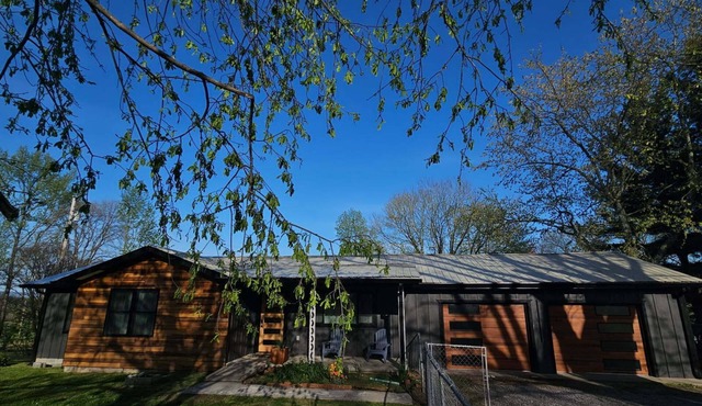 Relaxing, Upscale 2-bedroom Bungalow with Great View, Near Chattanooga