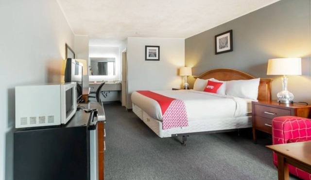 Relaxing King Unit! Close to Golf Course, Large Bed, High-Speed Wi-Fi Included!