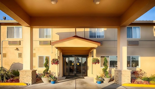 Relaxing Vacation in Red Lion Inn & Suites Sequim! Pool, Free Breakfast