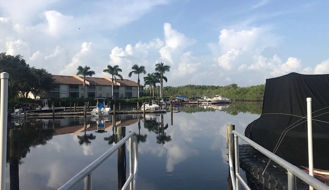 Relaxing vacation spot in beautiful Naples Port of the Islands Florida