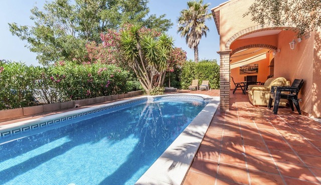 Relaxing Villa Steps from Beach