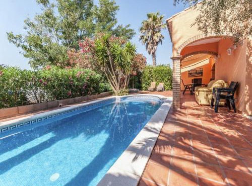 Relaxing Villa Steps from Beach