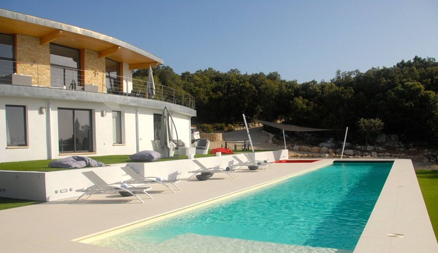 Relaxing villa for 8 people with heated 24m pool and panoramic view