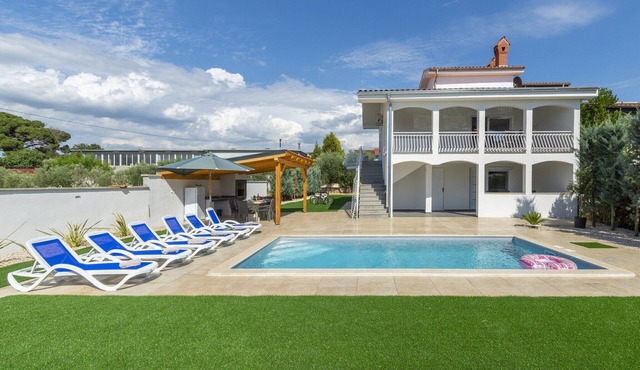 Relaxing Villa near Porec with Pool