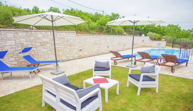 Relaxing villa with pool and garden for six persons in central Istria