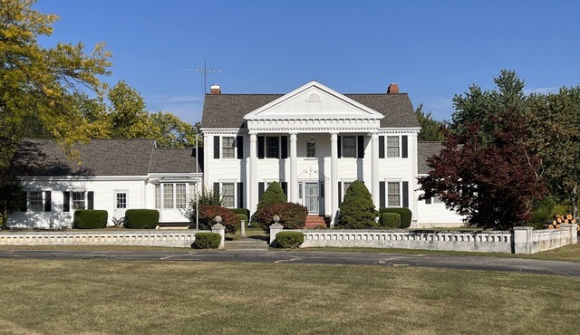 Relaxing vineyard estate with views and wildlife. Trails, trees and tributaries!