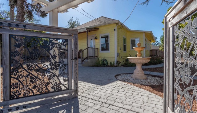 Relaxing Vineyard View, Rooftop Deck & Game Room