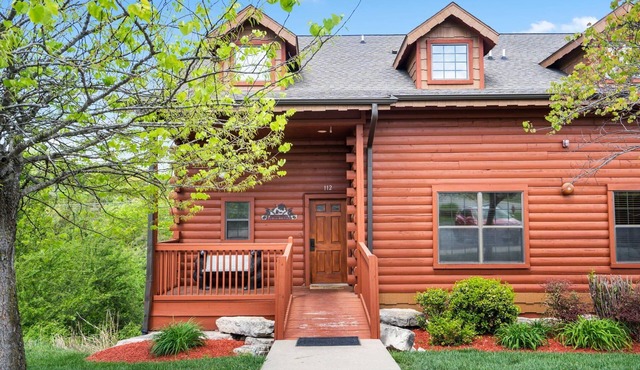 Relaxing Walk-in Cabin in Branson Theatre District, Golf and Ticket Discounts