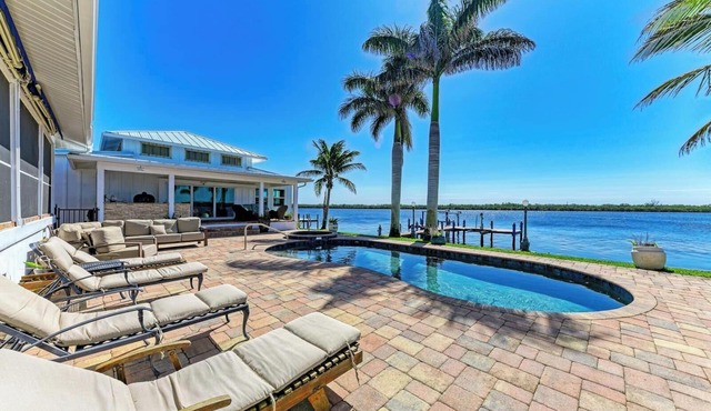 Relaxing Water Front Escape 3-bedroom house