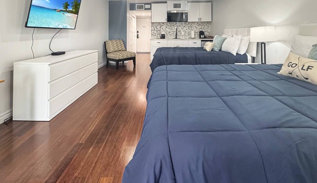 Relaxing Waterfront Studio 2 Queens, Kitchenette & Private Patio Retreat- Exceptionally Convenient