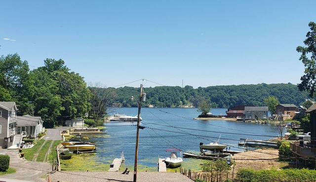 Relaxing waterfront cottage on Irondequoit Bay