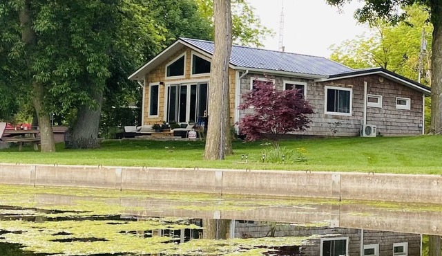 Relaxing waterfront cottage on Dunn's Pond off Indian Lake