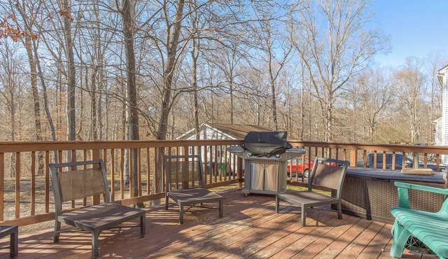 Relaxing wooded getaway and explore historic city with contemporary flair.