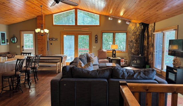 Relaxing Year-Round Lakefront Retreat! Ideal Winter Getaway!