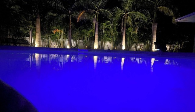 "RELAXMORE IN PARADISE" Sarasota Getaway Private Salt-Water Pool & Jacuzzi