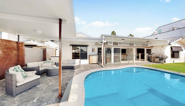 Relfections at Newport 5Bedroom Pool and Canal Living