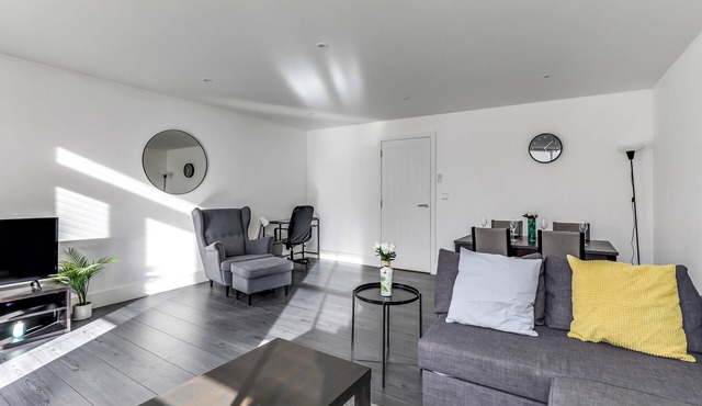 Relocators | Contractors - Exceptional Spacious Apartment