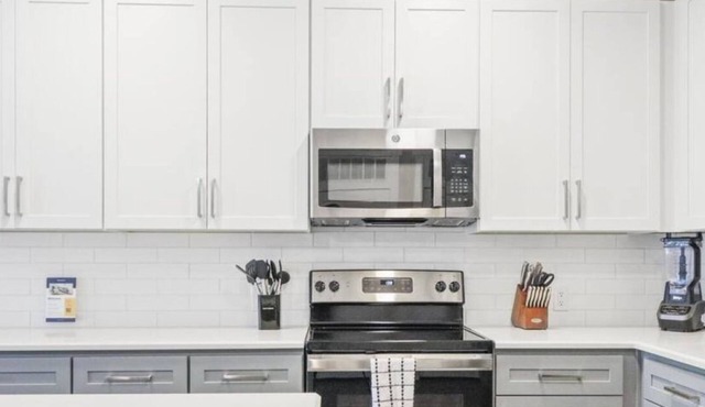 Reluxme | Chic 1BR Near Mall & Airport