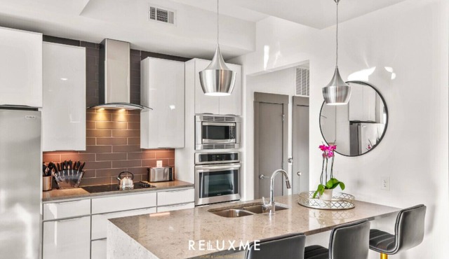 Reluxme | City Center High-Rise King 2BR + Skyline