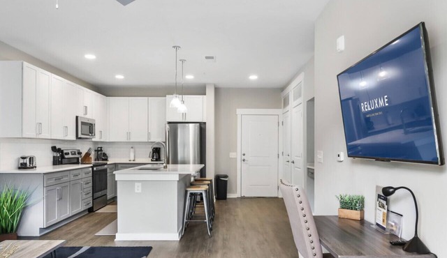 Reluxme | Elegant 1BR Near Airport & Dining