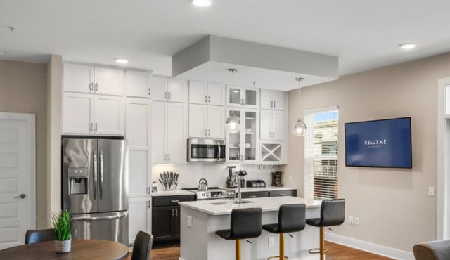 Reluxme | Uptown 3BR w/King Beds & Spa Access