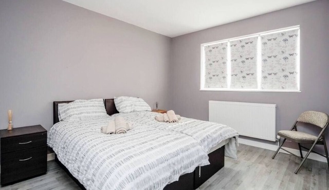 Remaj Accommodation, 4 Bedrooms, 6 Beds , sleeps 7 & free residential parking