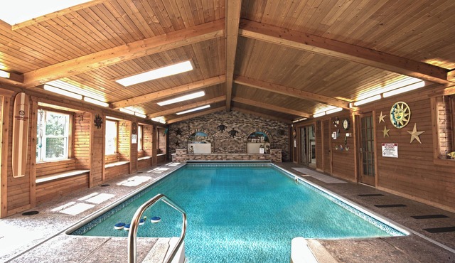 Remarkable 3-bedroom home, indoor pool, golf, on the lake, 30 min to Twin Cities