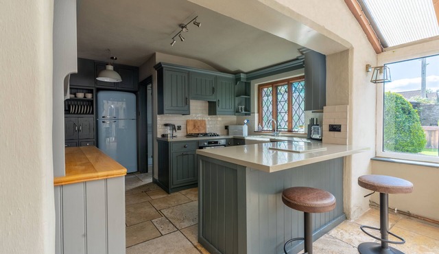 Remarkable 4-bed Cottage in Cearleon