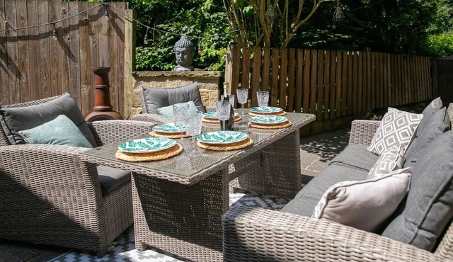 Remarkable 4-bed House Near Leeds Airport