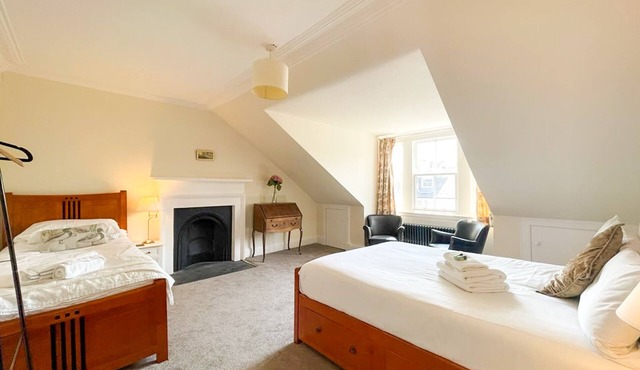 Remarkable 4BR Townhouse w/Garden, Sleeps 12