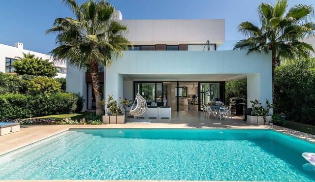 Remarkable 5 BDRM Villa Heated POOL & GYM